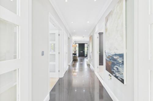 3 beds Luxury Family Home with Self-Check in & Direct Train to London in West Byfleet