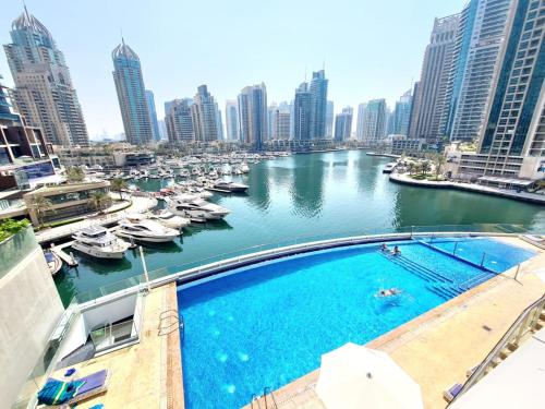 Luxury 2BR in Cayan Tower with Stunning Views, Dubai