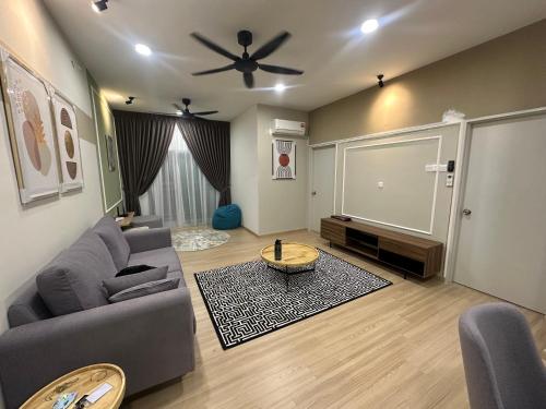 Cozy Condo with Scenic Views near Kuala Lumpur in ฮูลู ลางัต