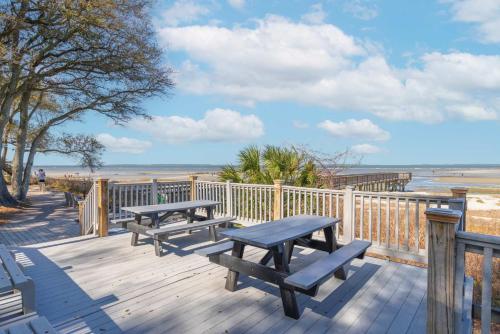 Beach Haven 1BR Steps to Ocean w Pool & Grill in Hilton Head Island Waterfront