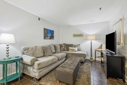 2 BDR with Shared Pool & Tennis Courts Walk to Beach
