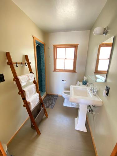 Room 8 - Downtown Joshua Tree Motel - Pet Friendly - Walk to Shops & Visitor Center, Minutes to Park Entrance, Joshua Tree (photo 9)