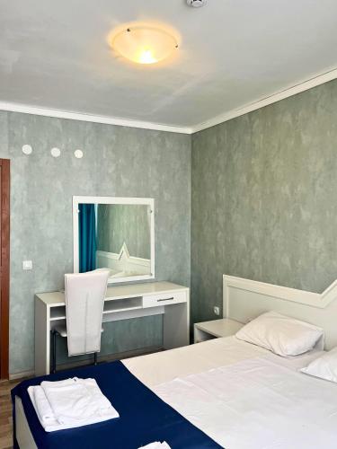 1 queen bed, 1 twin bed, 1 sofa bed