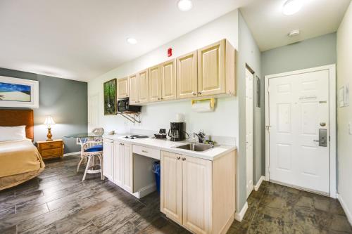 Resort Studio w/ Community Pool in Naples! in 大沼澤地市 (FL)