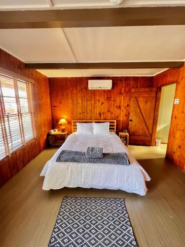 Room 5 - Downtown Joshua Tree Motel - Pet Friendly - Walk to Shops & Visitor Center, Minutes to Park Entrance, Joshua Tree