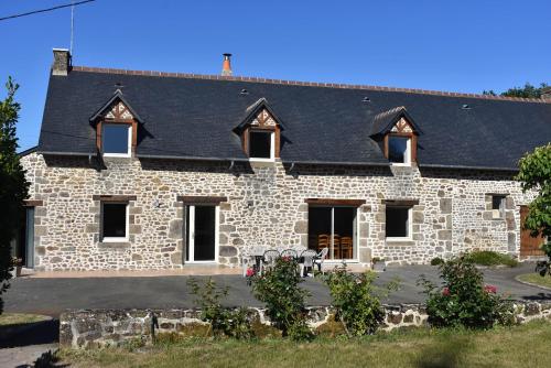 Gîte La Mancellière - Maison familiale 12-15 pers, grand jardin, jeux & pétanque - Pleine nature