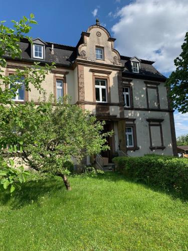Große Ferienwohnung in einer Villa im Grünen