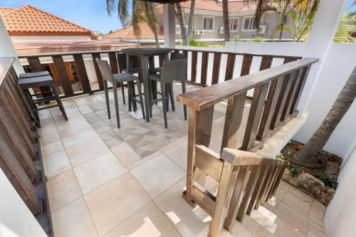 Spacious Villa near Beaches w Pool Sunset Deck - image 2