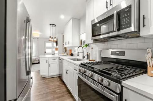 West Denver Radiance Light and Bright 3BR retreat in Globeville / North Washington