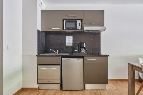 One-Bedroom Apartment image 10