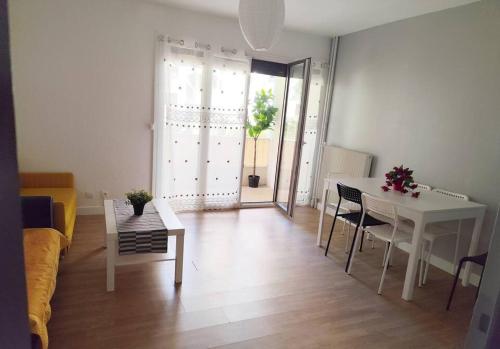 Chambre tout confort dans logement proche de la gare in Lemasson