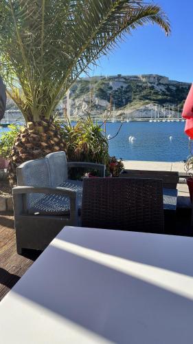 Cozy studio on Frioul Island and terrace Beaches and port just two mn away in Les Iles