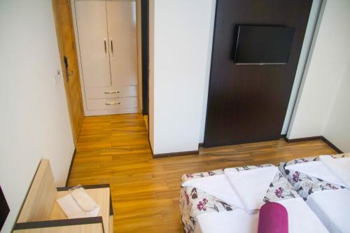 Budget Twin Room image 10