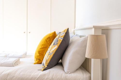 West London Gem Chic 1BD Patio Flat Retreat - image 2