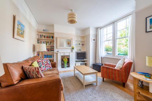 West London Gem Chic 1BD Patio Flat Retreat - image 5