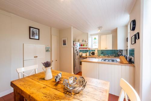 West London Gem Chic 1BD Patio Flat Retreat - image 7