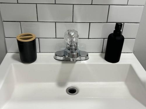 Chic Getaway | 1BR Suite w/ Parking & AC, Windsor (fotografie 9)