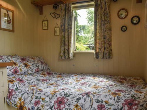 Udvendig, Shepard's Hut in Frampton On Severn