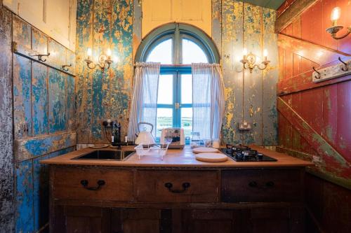 Romantic 1920s Circus Wagon Experience in سوتون