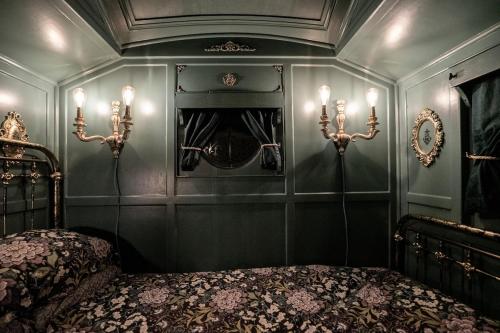 Romantic 1920s Circus Wagon Experience in سوتون