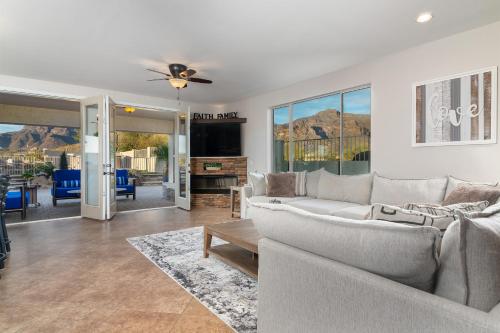 Breathtaking Family Retreat in Elite Gold Canyon! in โกลด์แคนยอน