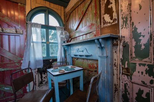 Romantic 1920s Circus Wagon Experience in سوتون