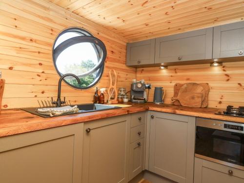 A szálláshely kívülről, Bugley Pools Hideaway in Gillingham Town