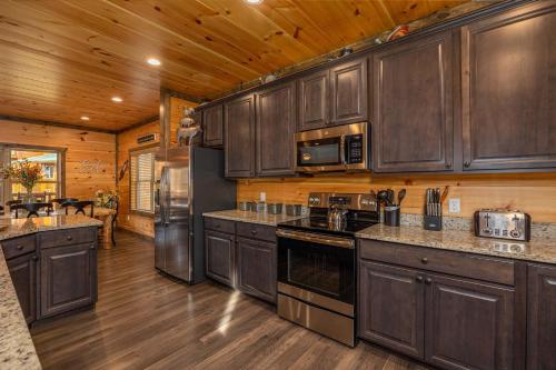 5 Br Sleeps 16 Hot Tub Game Room Movie Room near Big Bear Pizza and Subs