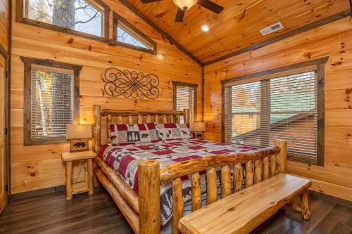 5 Br Sleeps 16 Hot Tub Game Room Movie Room near Big Bear Pizza and Subs