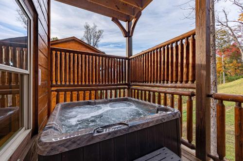 5 Br Sleeps 16 Hot Tub Game Room Movie Room near Big Bear Pizza and Subs