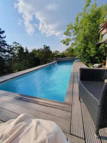 Doppelzimmer mit neuem Bad und Sportpool-Nutzung außen, Villa Naturpark, Garten mit Rheinblick in Koblenz, Deutschland