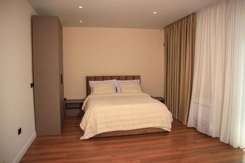 Double Room with Balcony image 2