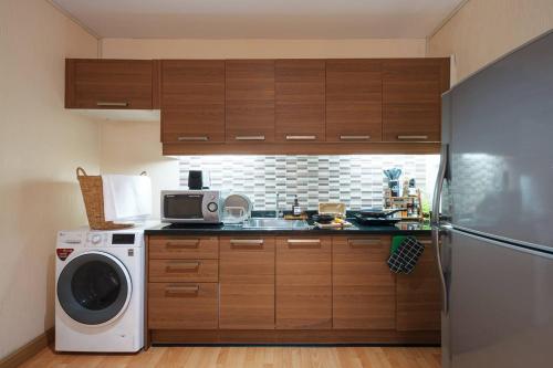 King suite with kitchen-Short walk to Park,BTS,Mall, Bang Kapi (foto 6)