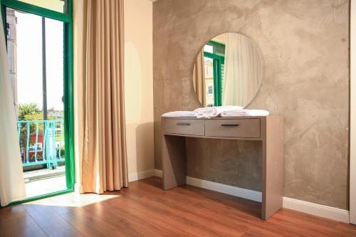 Double Room with Balcony image 8