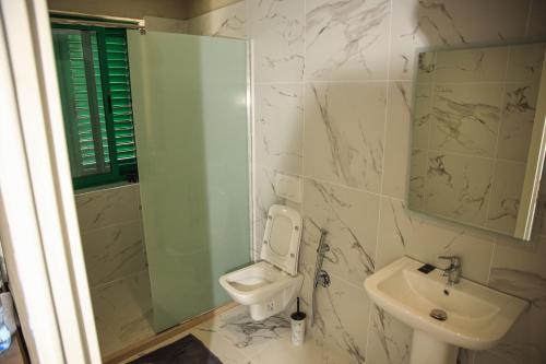 Double Room with Balcony image 4