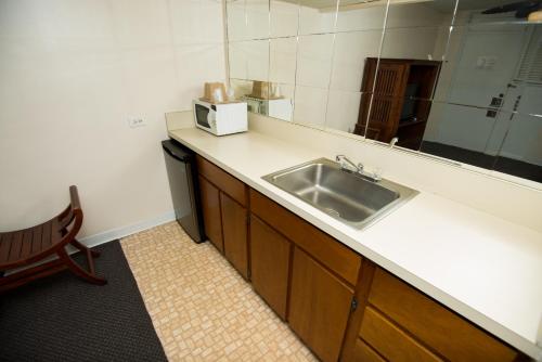 Kitchen, Pacific Marina Inn Airport in Honolulu (HI)