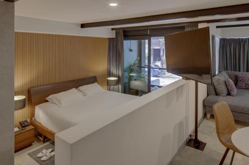 Deluxe Suite image 10
