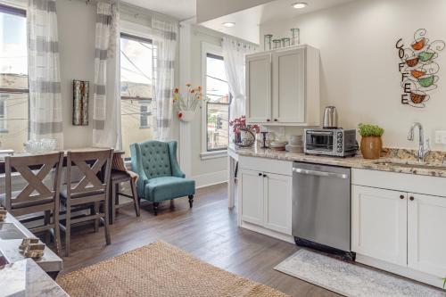 Walkable Apt in York St Historic District, Newport (photo 9)