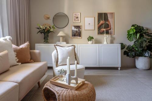 One-Bedroom Apartment with City View image 10