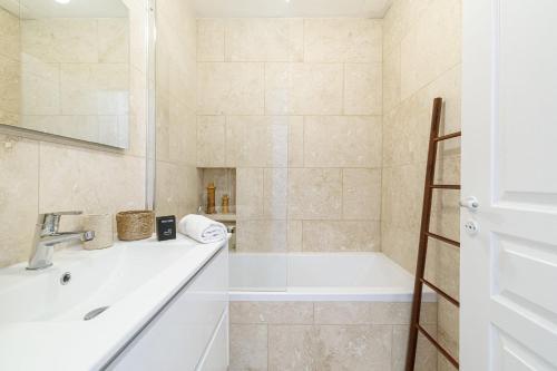 NEGRIN - Romantical Terrace - 2 min from the Sea, Nice (photo 7)