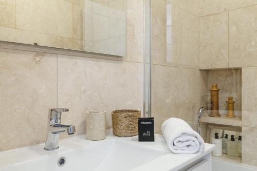 NEGRIN - Romantical Terrace - 2 min from the Sea, Nice (photo 8)