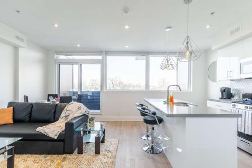 Bright & Inviting 3BR Apartment near High Park Nearest Intersection Indian Trail