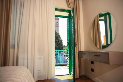 Double Room with Balcony image 5