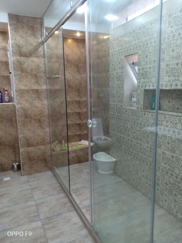 Plaisir de jouer du billard en famille in Akid Lotfi