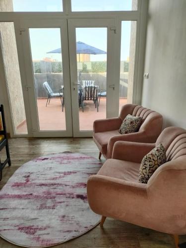 Plaisir de jouer du billard en famille in Akid Lotfi