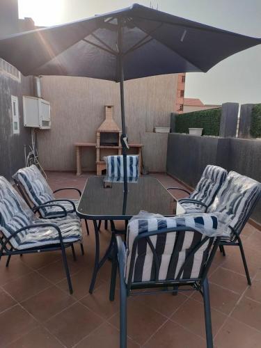 Plaisir de jouer du billard en famille in Akid Lotfi