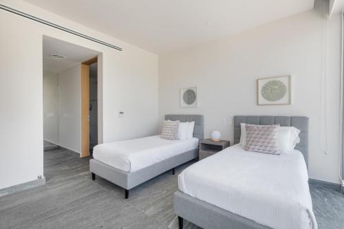 Luxury Condo of 4 Bedrooms - image 2