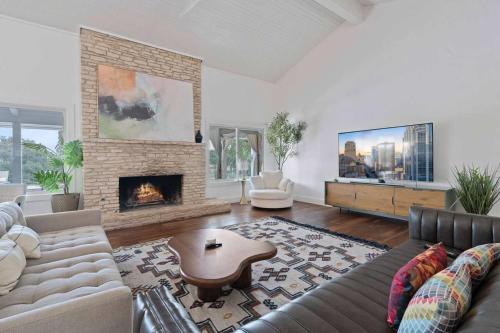 Luxurious Modern Retreat with Private Pool & Patio