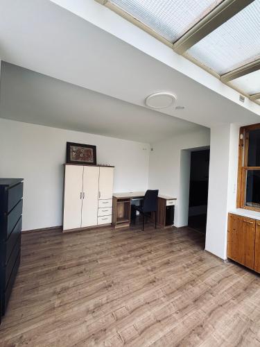 Sunlit Apartment with Garden, Next to Station, Vienna in Perchtoldsdorf