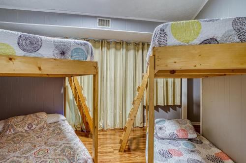 Dancing Bear Lodge Gatlinburg Game Room Hot Tub WIFI Free Attraction Tickets - image 13